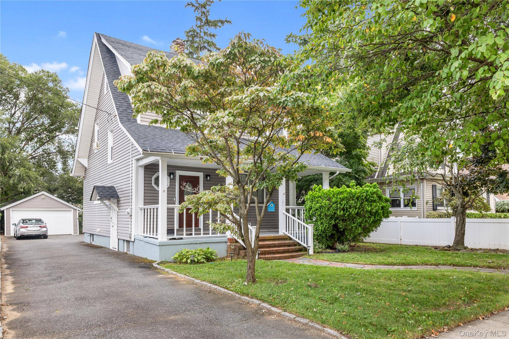 8 Rolling ST, Lynbrook, NY 11563