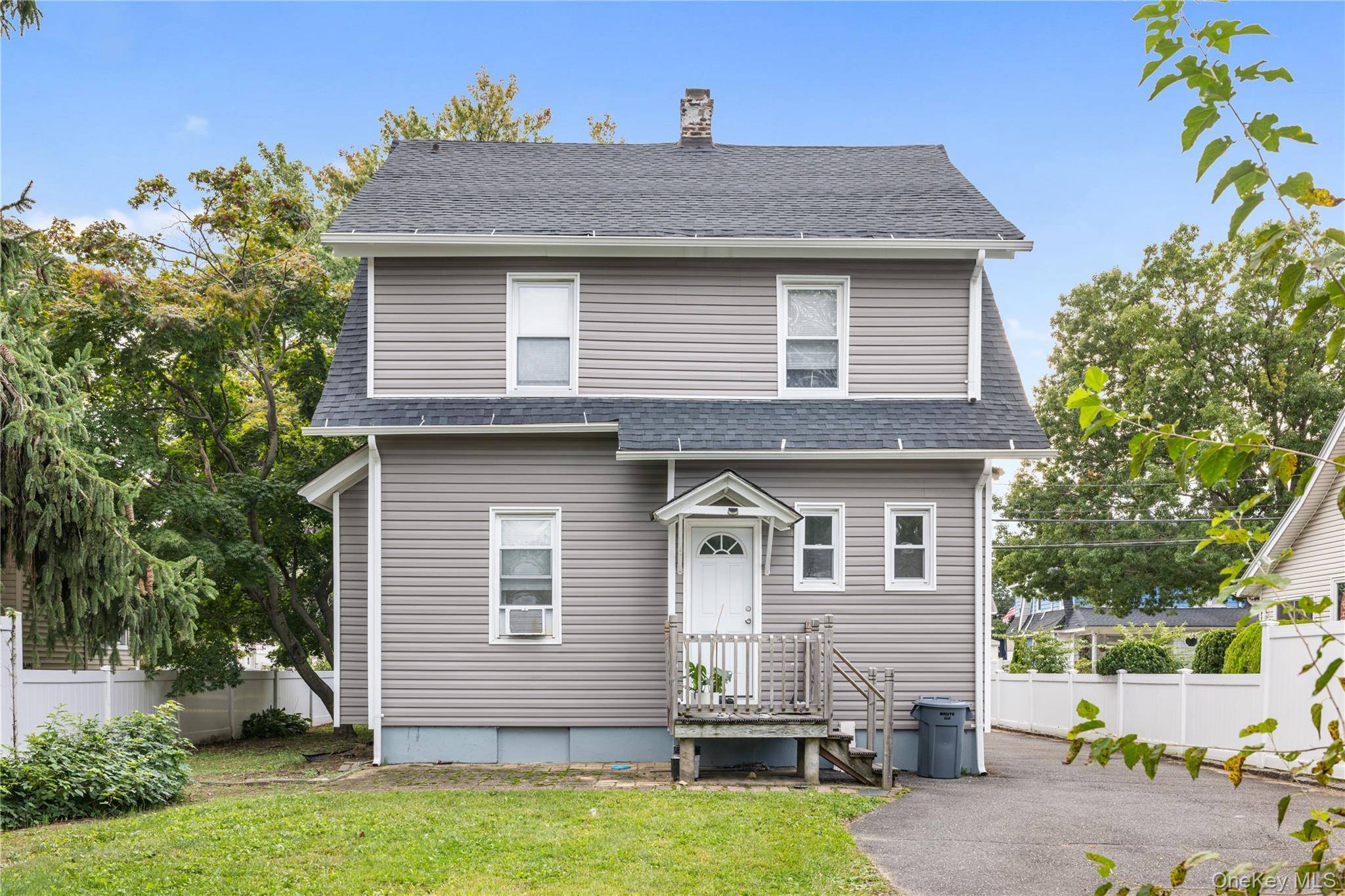 8 Rolling ST, Lynbrook, NY 11563
