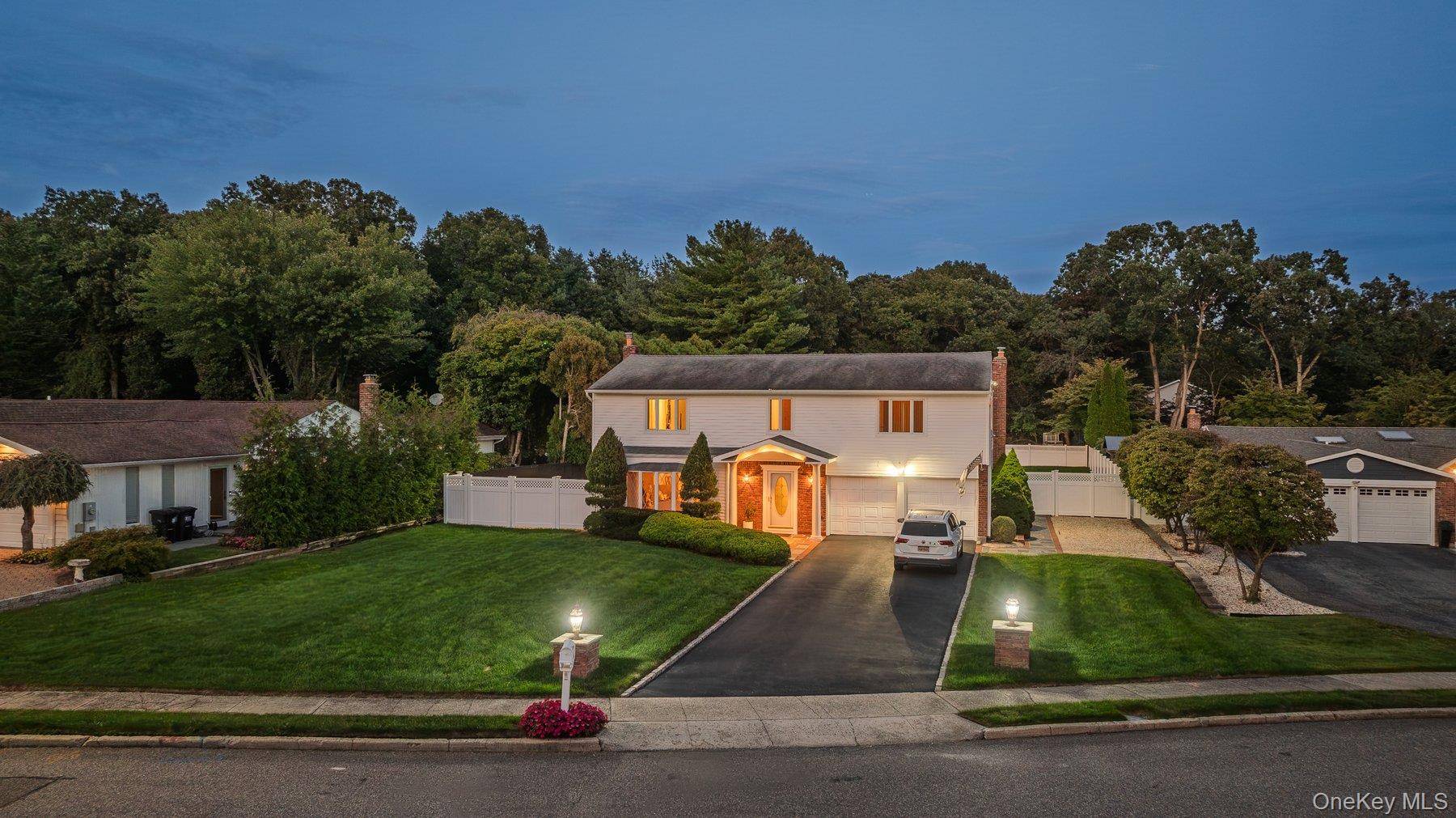123 Old Post DR, Hauppauge, NY 11788