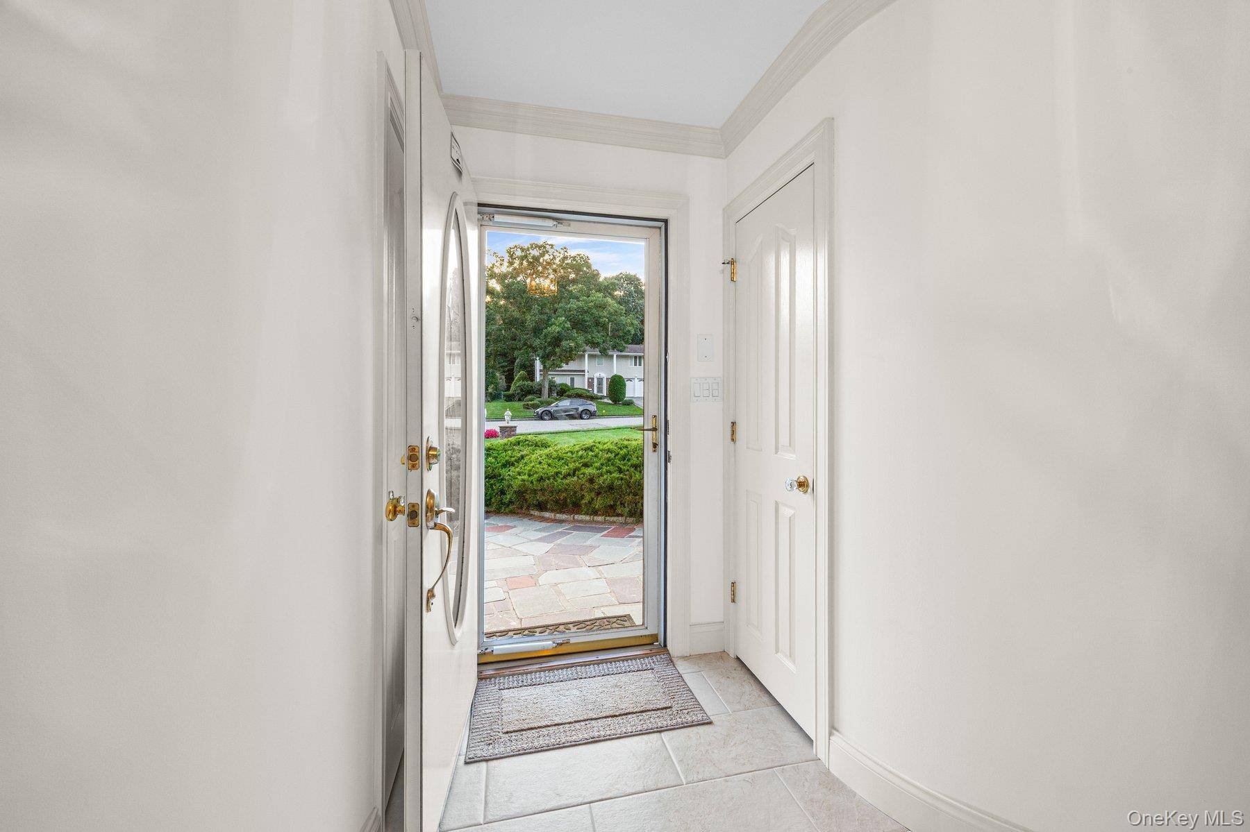 123 Old Post DR, Hauppauge, NY 11788