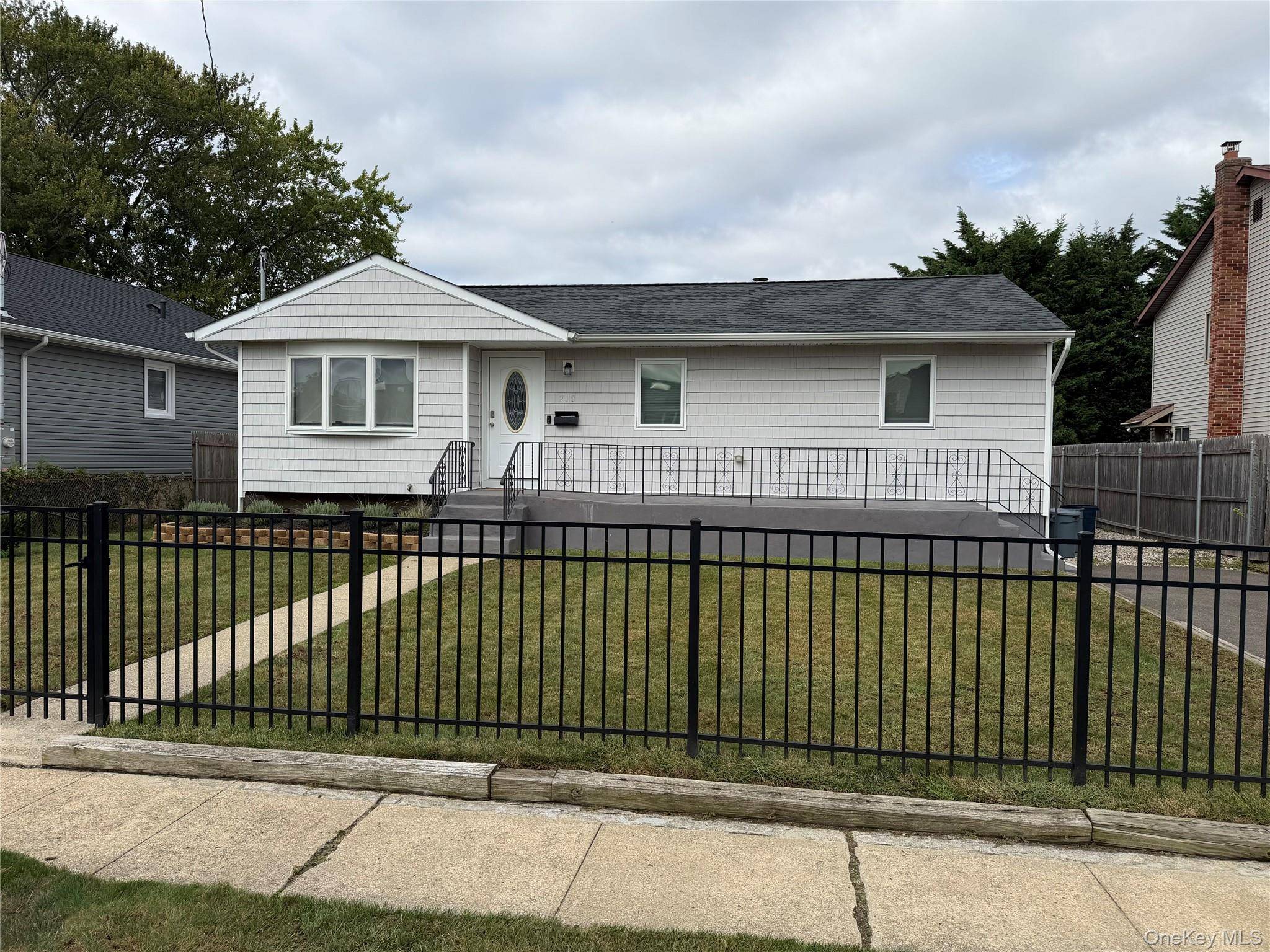 218 E Alhambra AVE, Lindenhurst, NY 11757