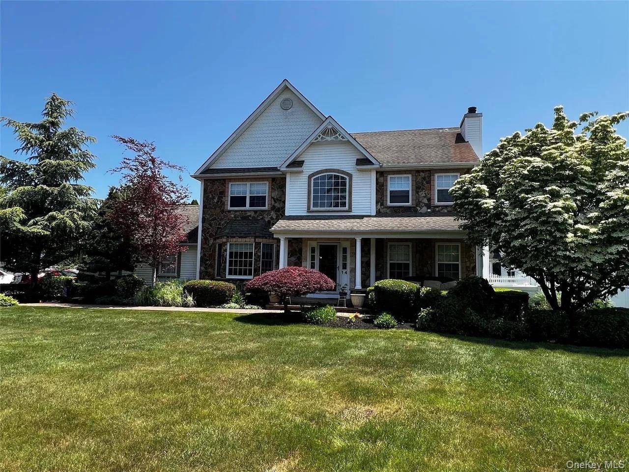 14 Debbie ST, Port Jefferson Station, NY 11776