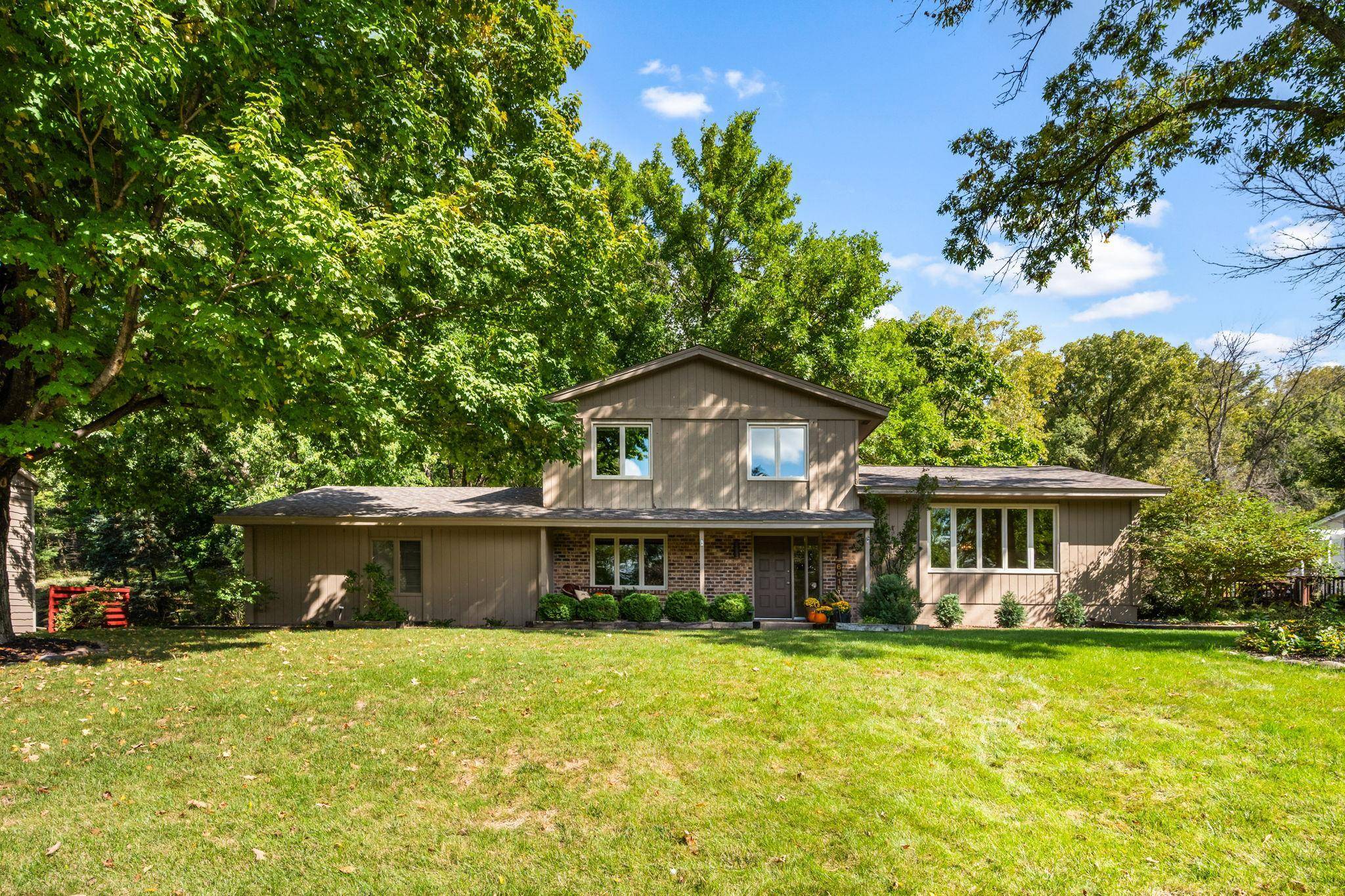 6015 Stoneybrook DR, Minnetonka, MN 55345