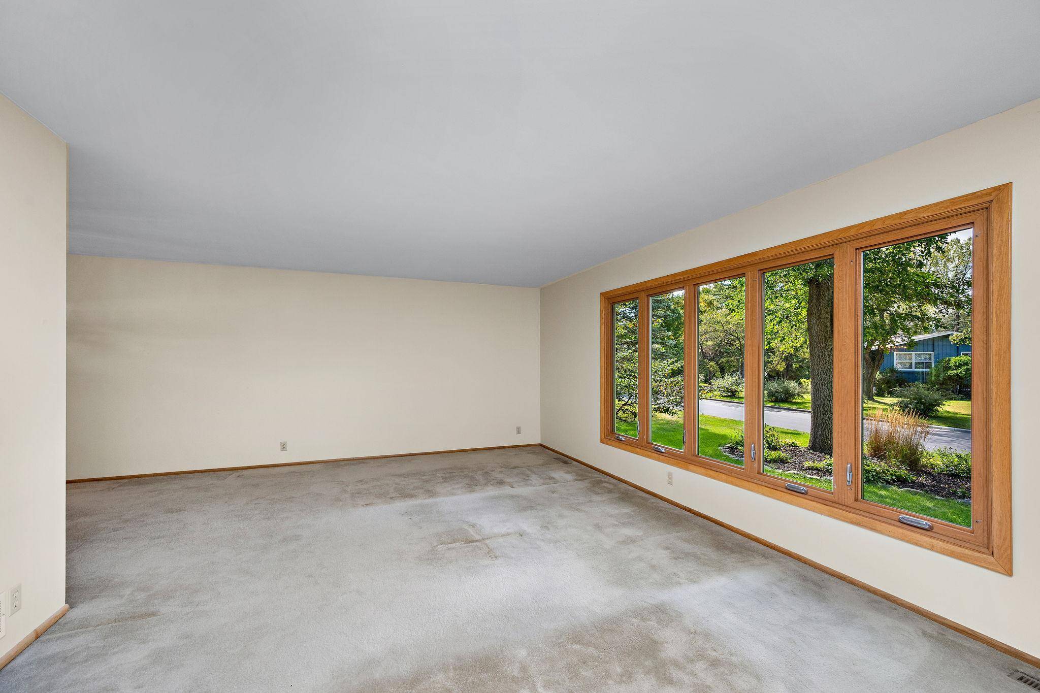 6015 Stoneybrook DR, Minnetonka, MN 55345