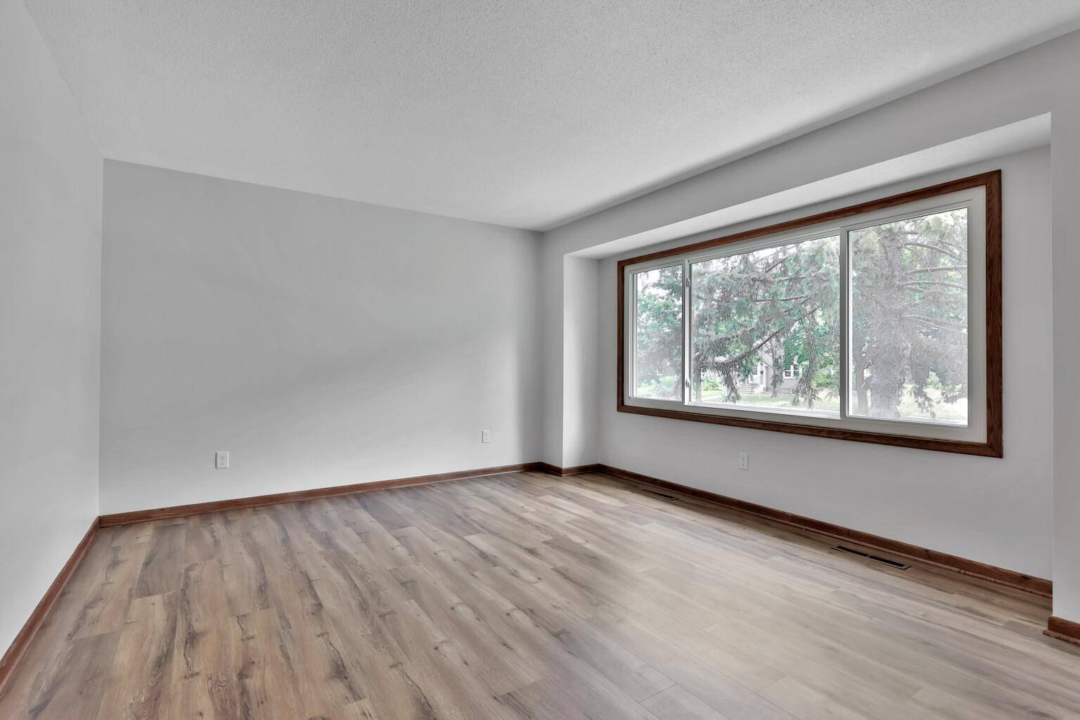 1017 Livingston AVE, West Saint Paul, MN 55118