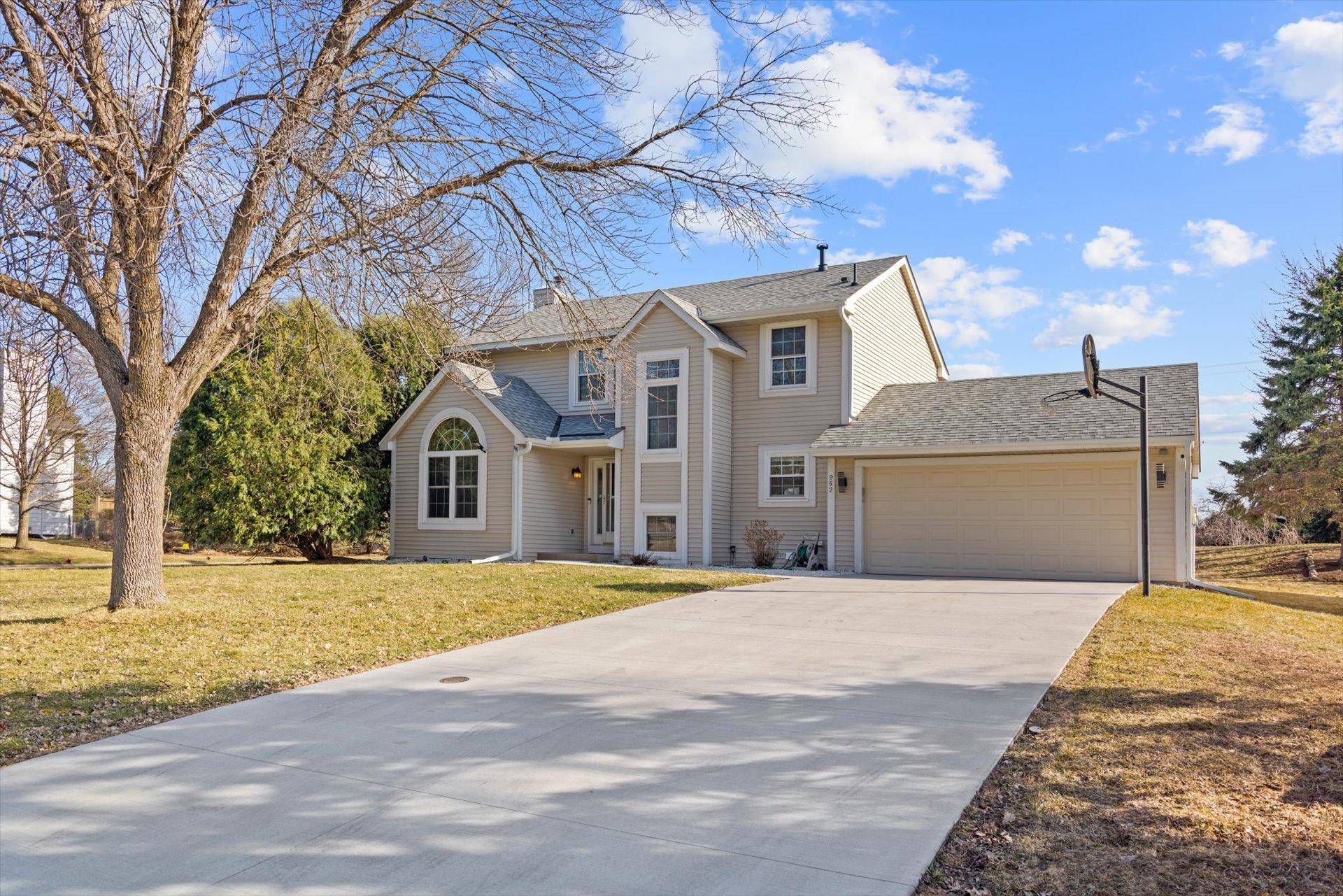 952A Moonlight Dr #1, Woodbury, MN 55125