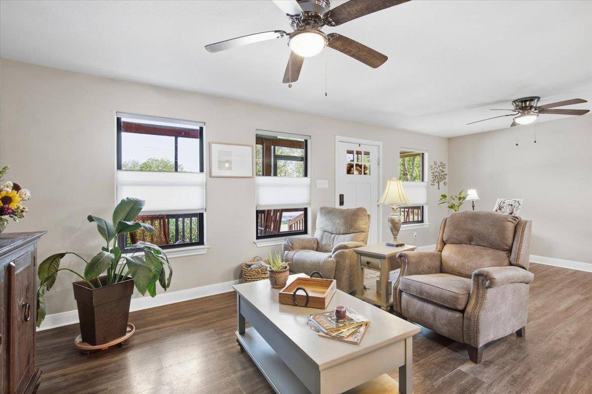 706 Jones ST, Smithville, TX 78957
