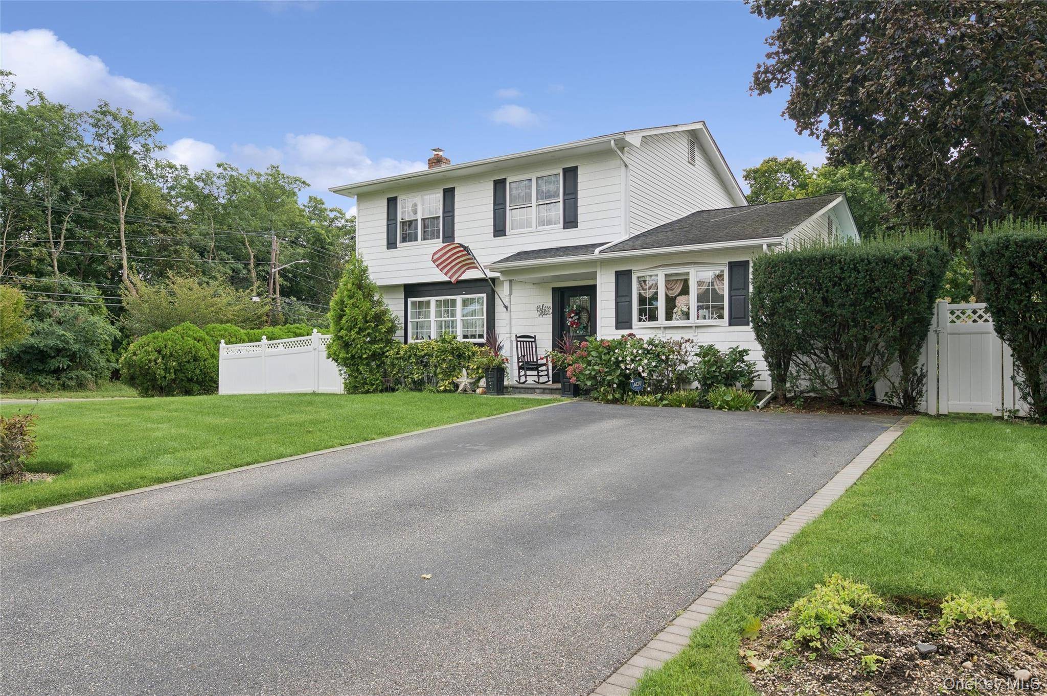 50 Plane Tree LN, Saint James, NY 11780