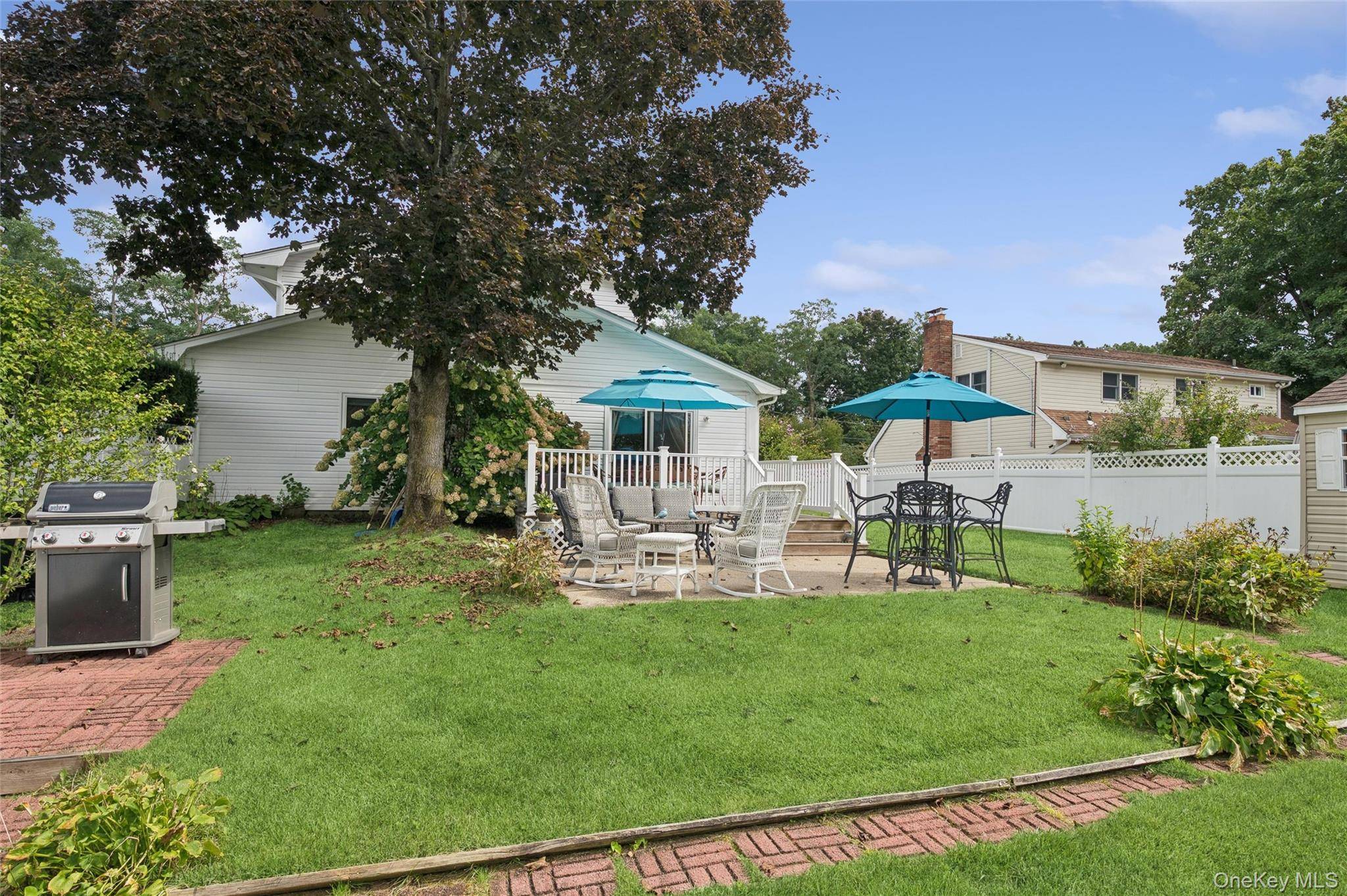 50 Plane Tree LN, Saint James, NY 11780