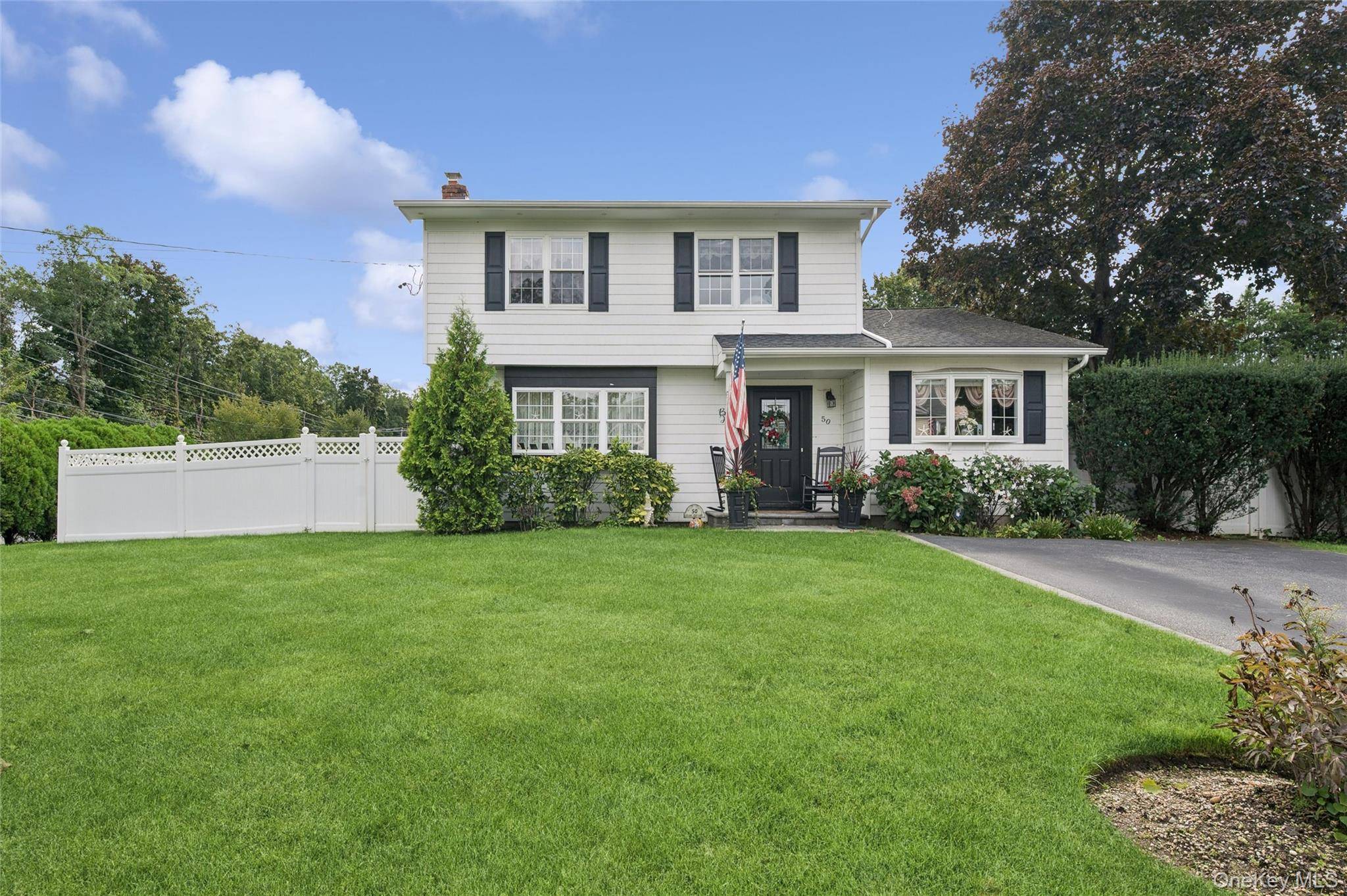 50 Plane Tree LN, Saint James, NY 11780