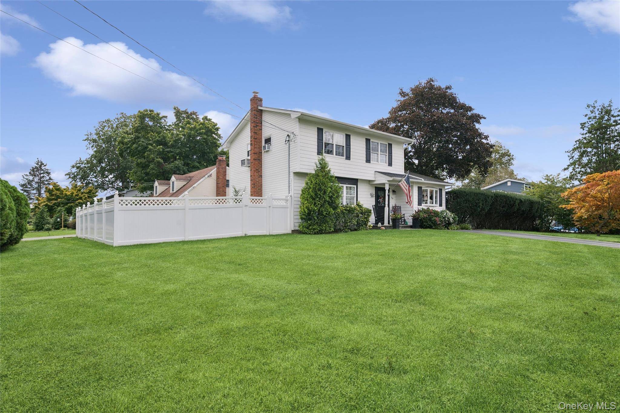 50 Plane Tree LN, Saint James, NY 11780