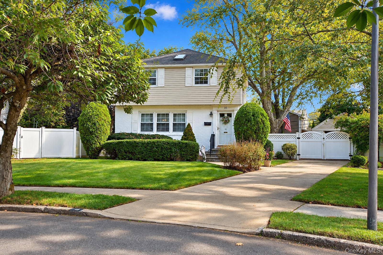10 Alton CT, Merrick, NY 11566