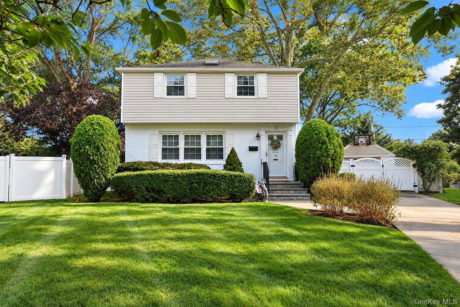 10 Alton CT, Merrick, NY 11566