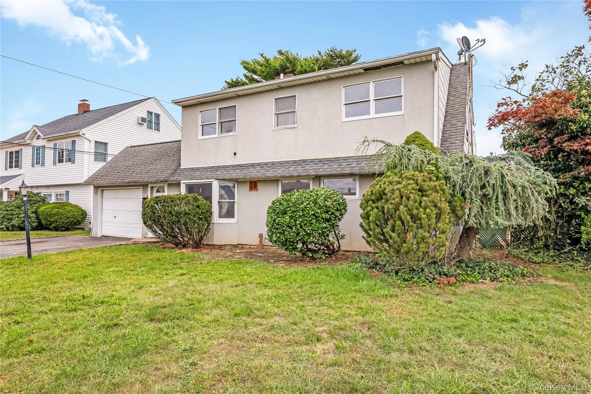 22 Tarry LN, Levittown, NY 11756