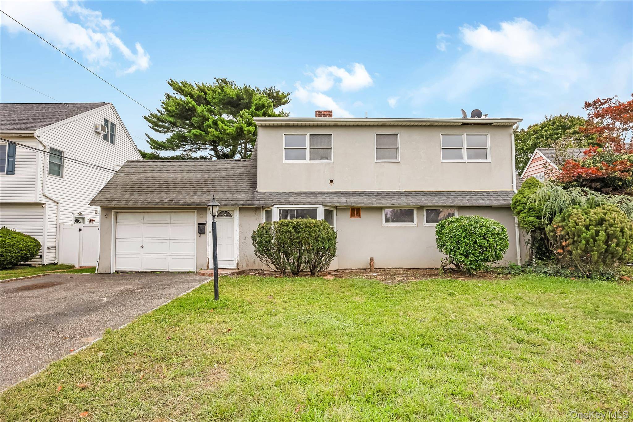 22 Tarry LN, Levittown, NY 11756
