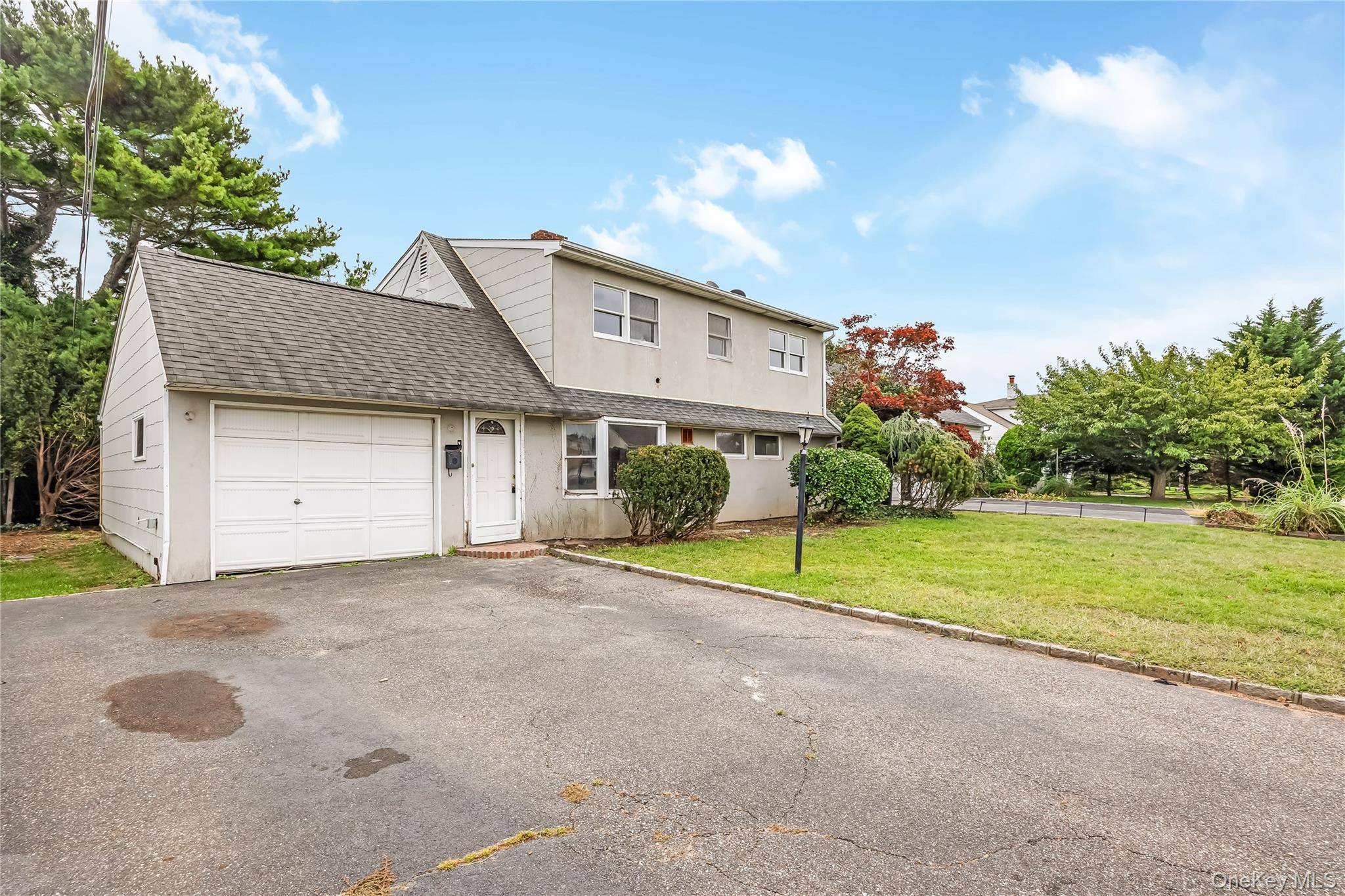 22 Tarry LN, Levittown, NY 11756