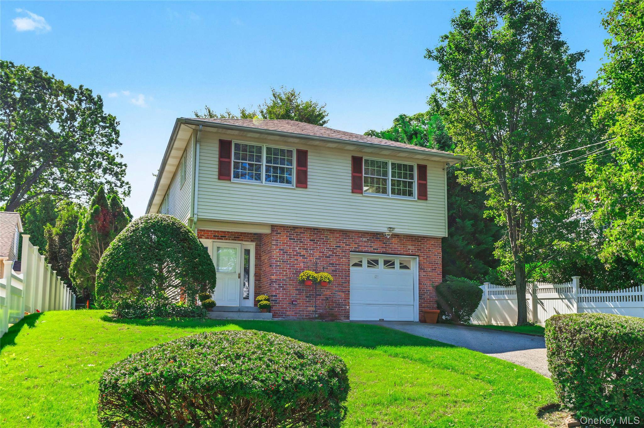 76 Hernan AVE, Locust Valley, NY 11560