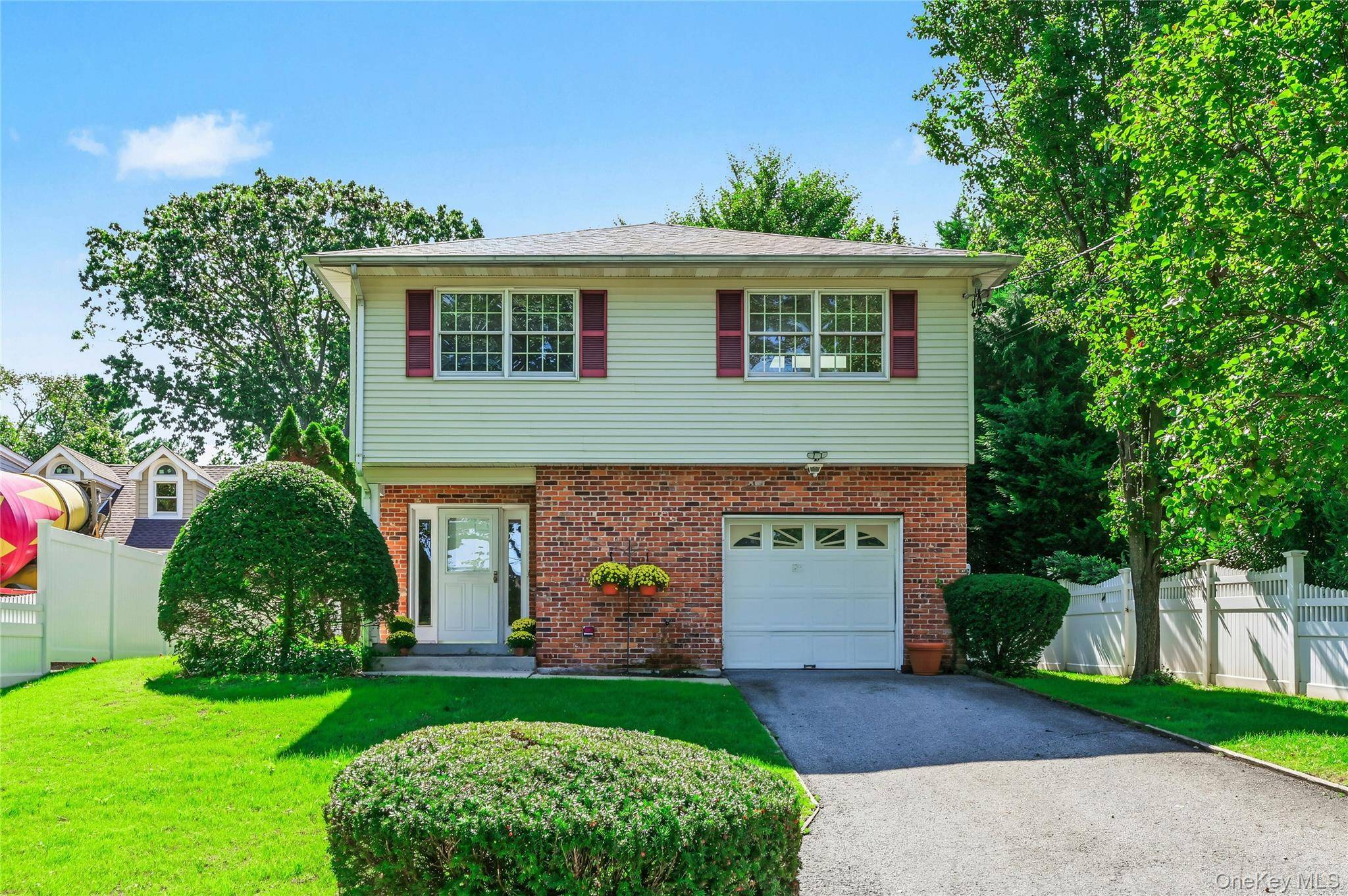 76 Hernan AVE, Locust Valley, NY 11560
