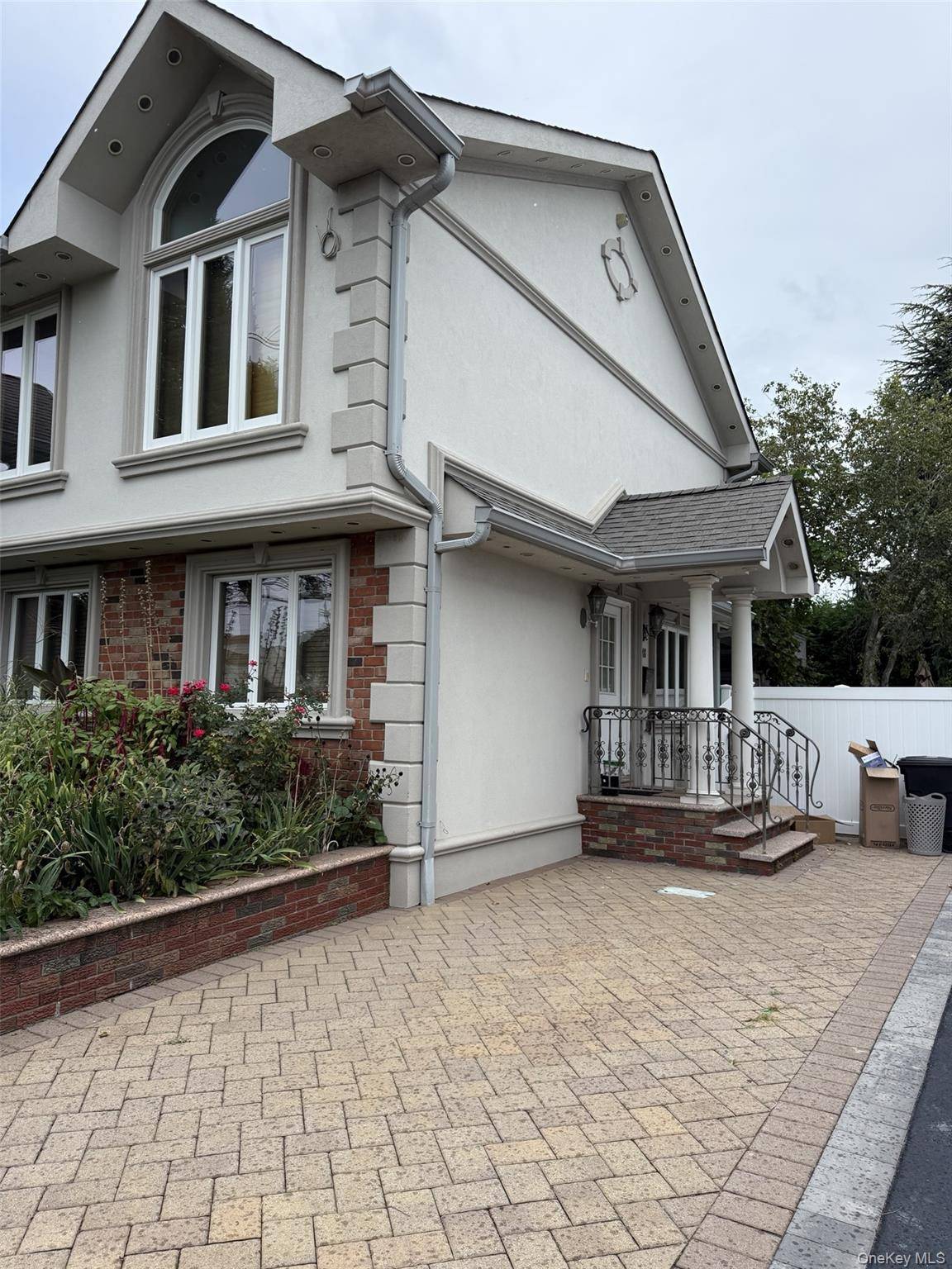 548 S Strong AVE, Lindenhurst, NY 11757