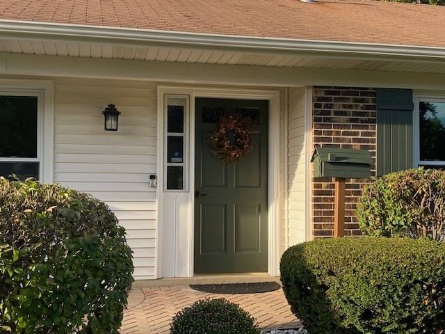 25 Red Haw LN, Lake Zurich, IL 60047
