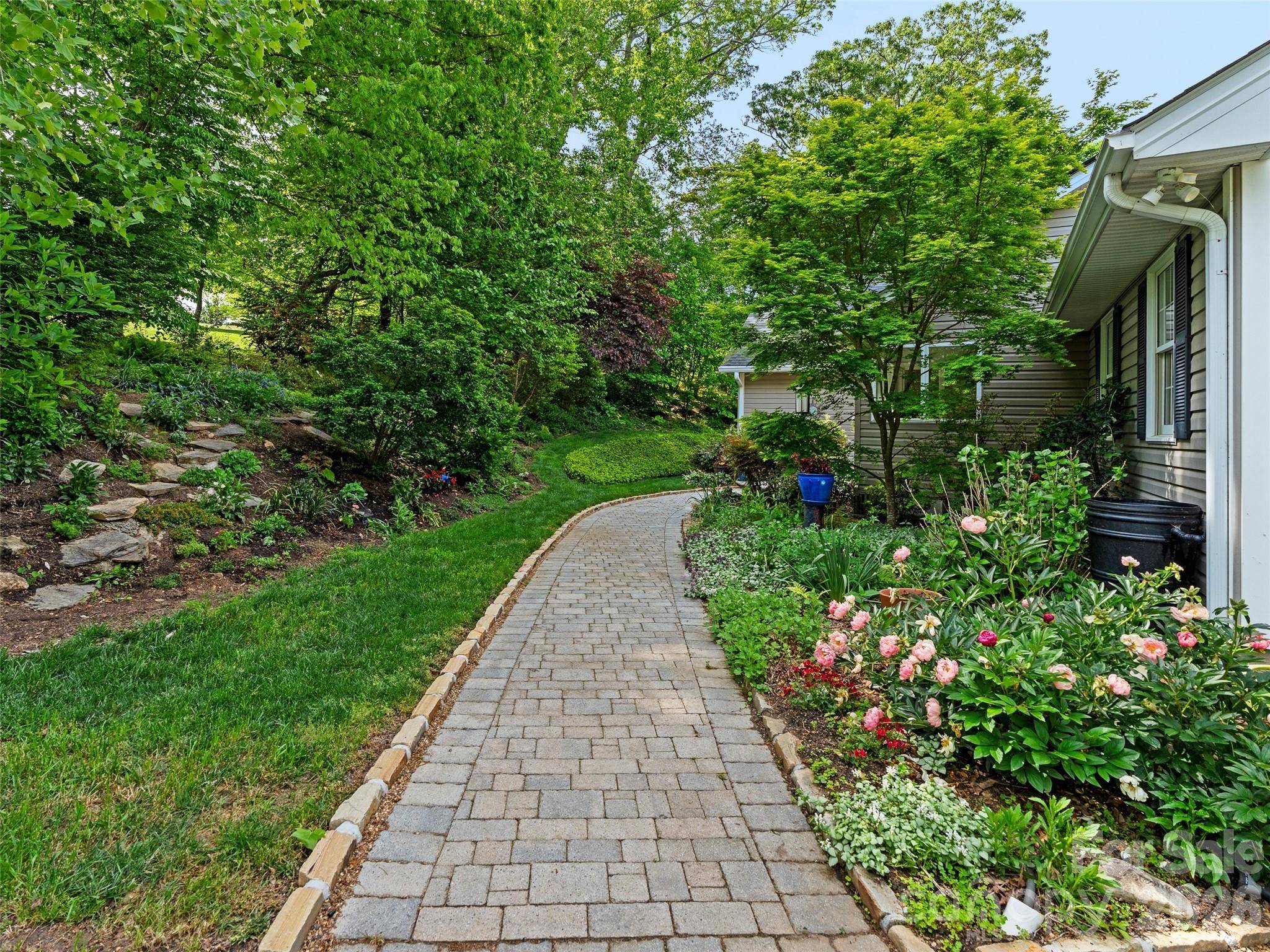 15 Baird ALY, Asheville, NC 28804