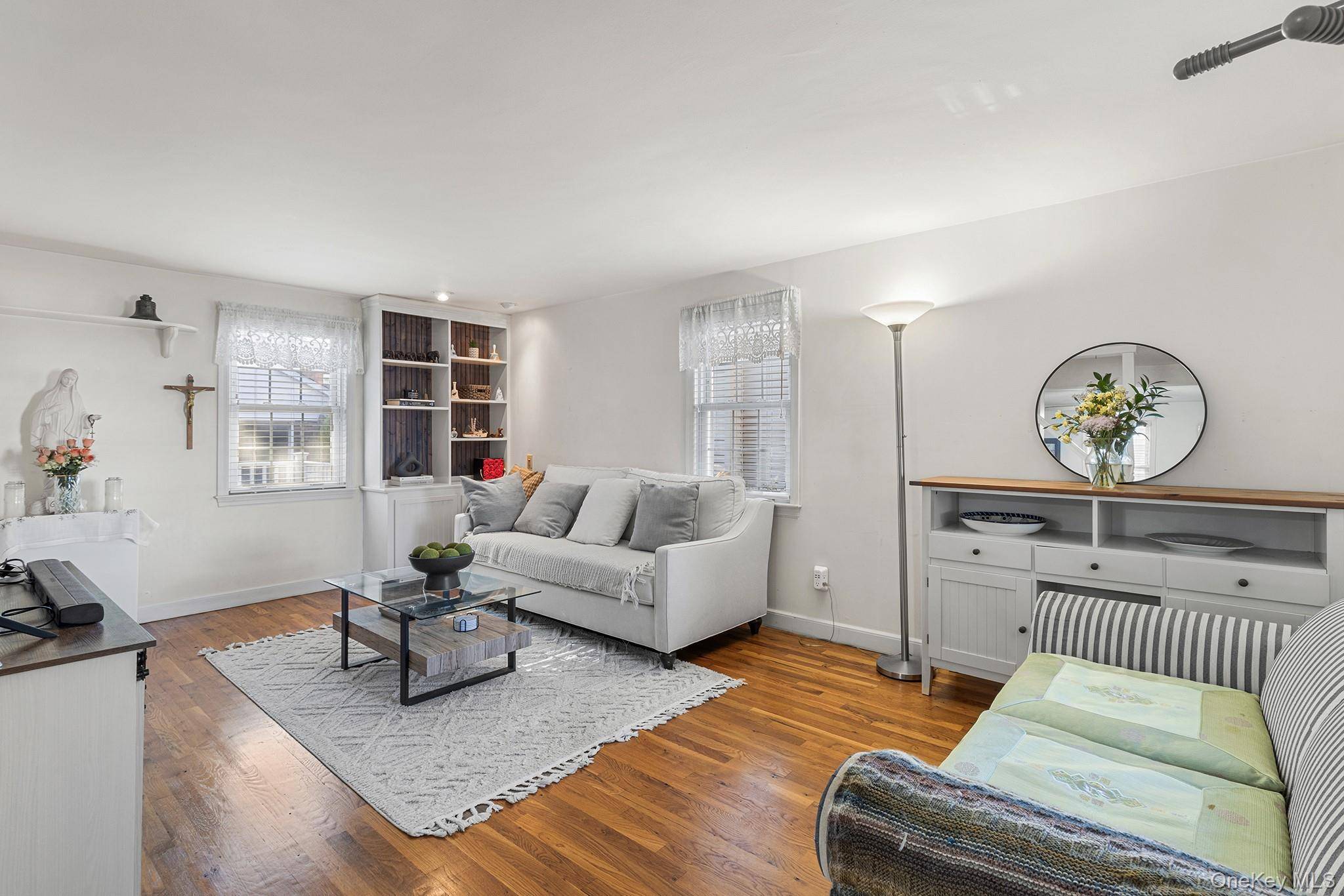 305 White RD, Mineola, NY 11501
