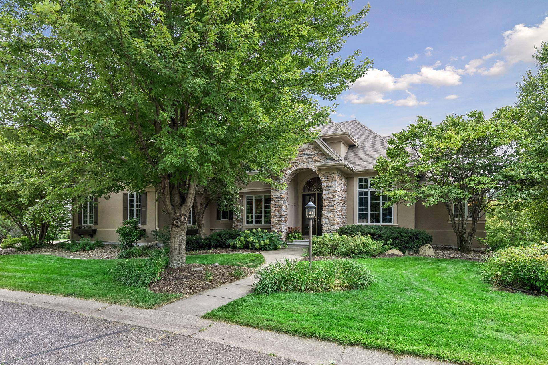18221 Overland TRL, Eden Prairie, MN 55347