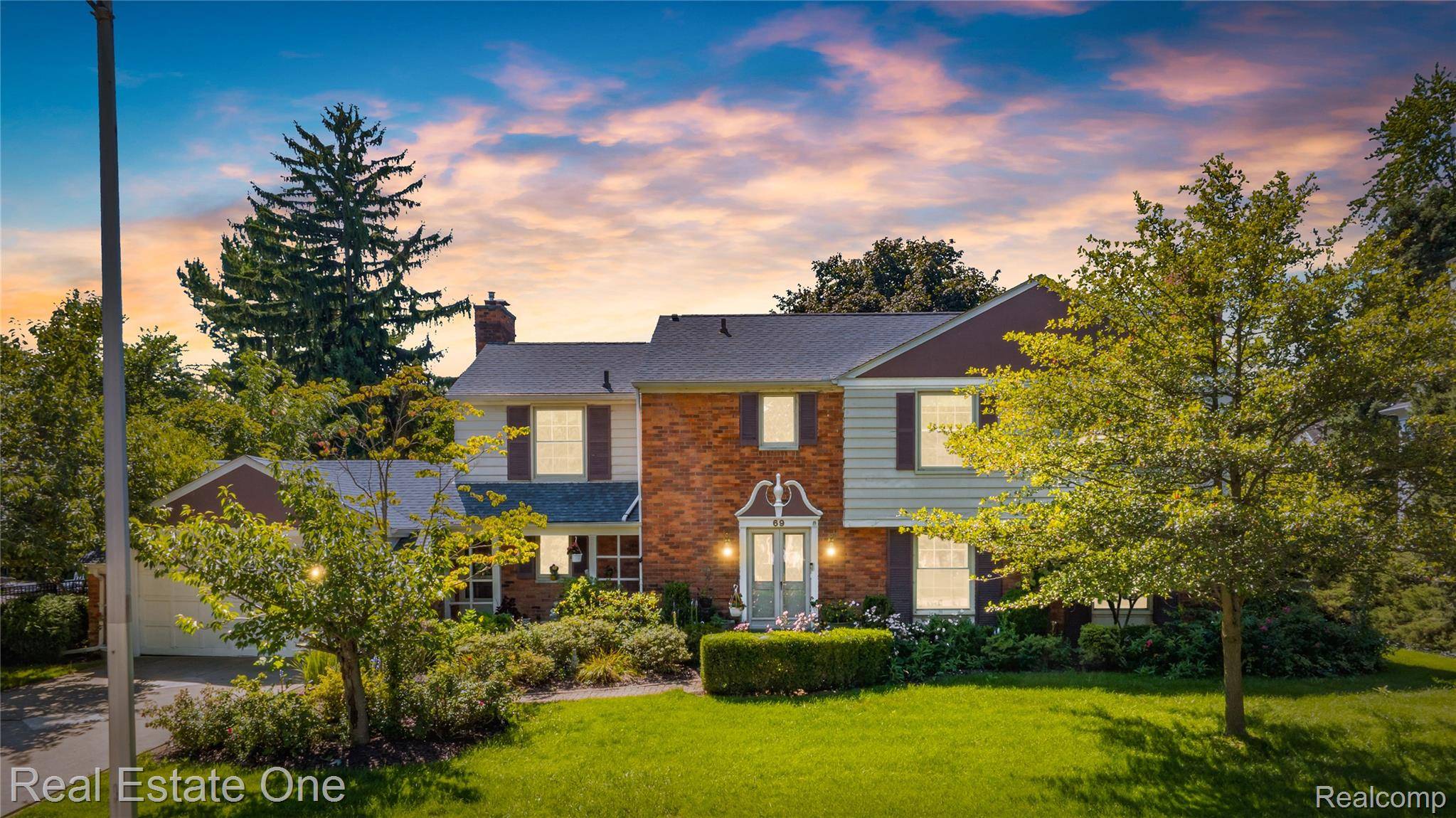 69 Willow Tree PL, Village Of Grosse Pointe Shores, MI 48236