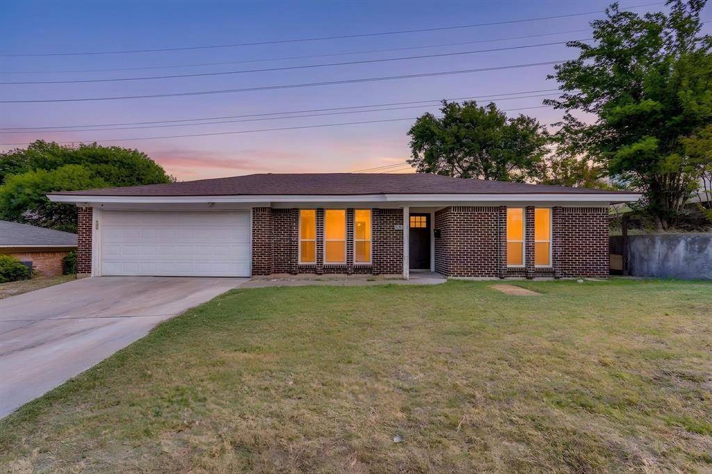 332 W Hallmark Drive, Fort Worth, TX 76134