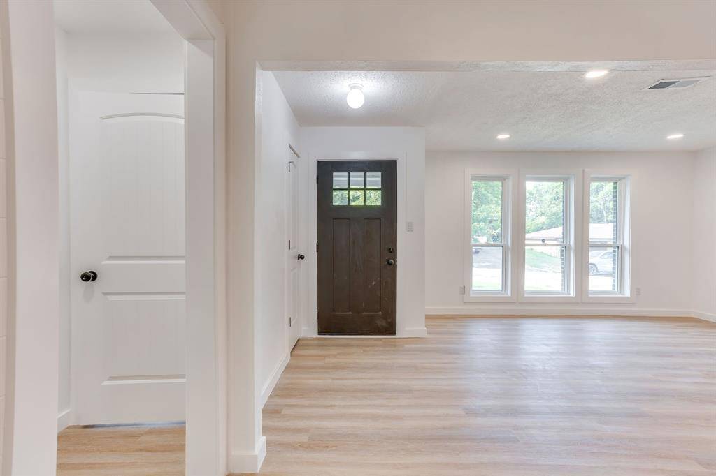 332 W Hallmark Drive, Fort Worth, TX 76134