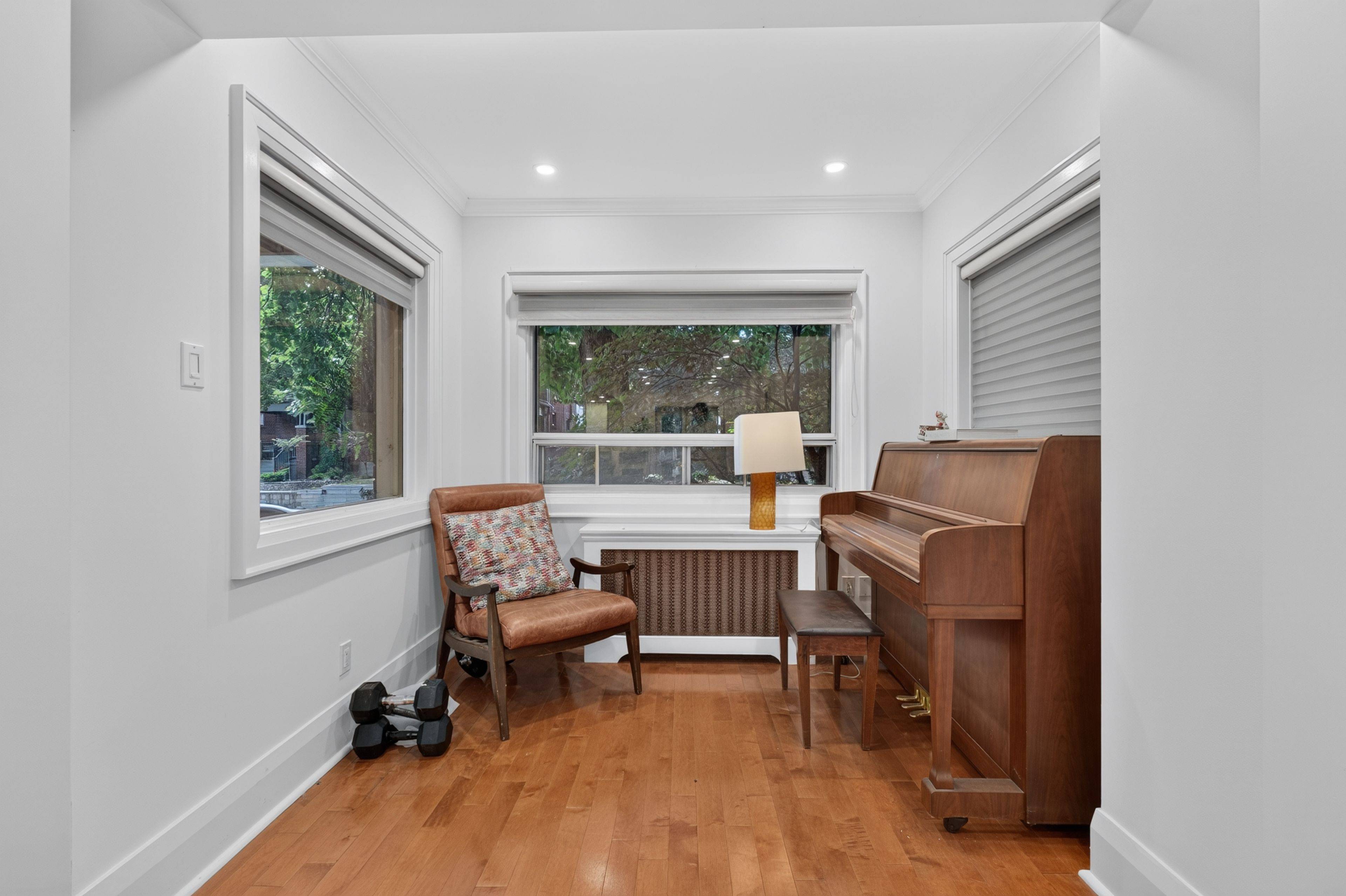 19 Belle Ayre BLVD, Toronto C10, ON M4S 2P6