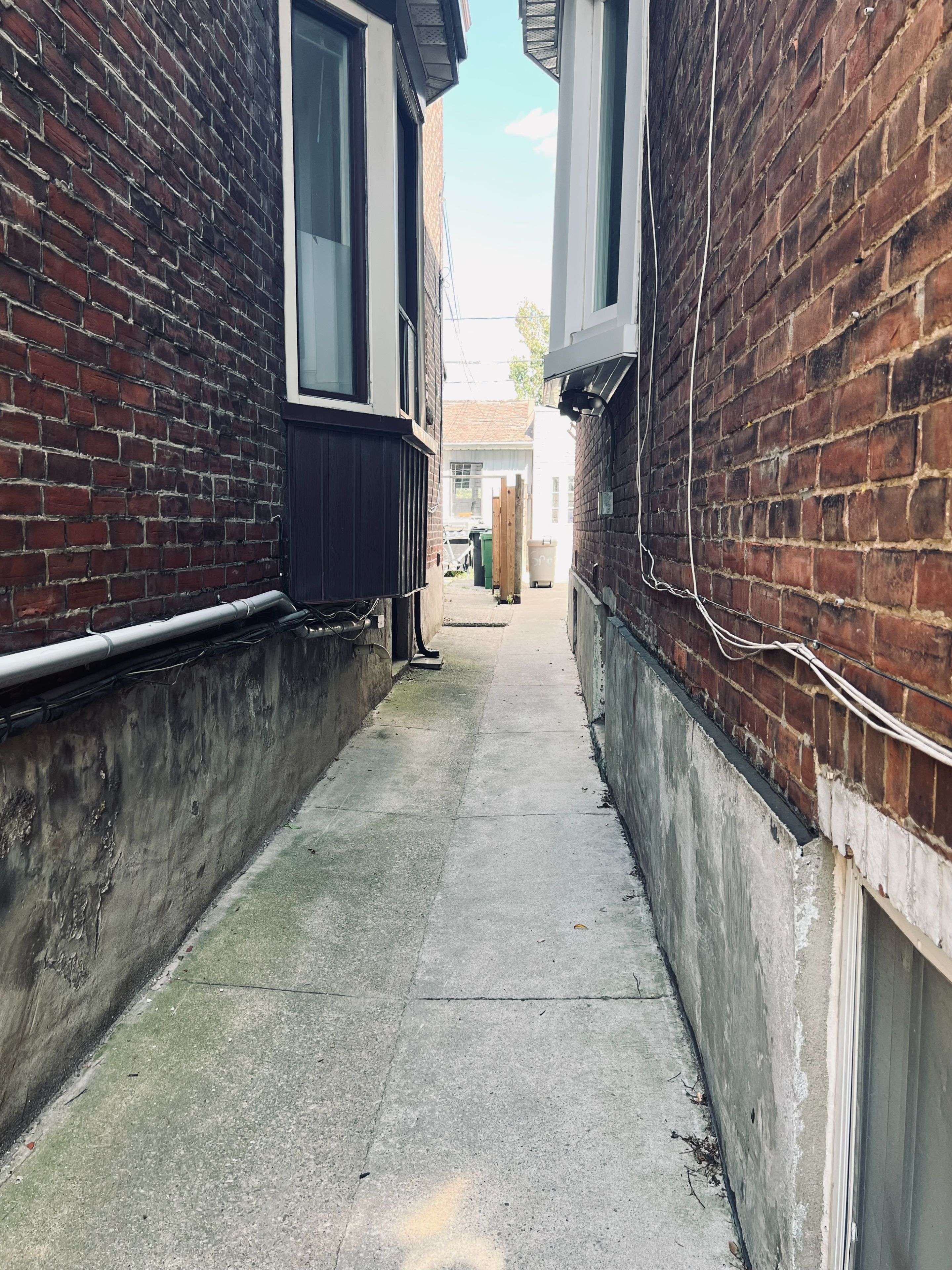 263 Grace ST #Lower, Toronto C01, ON M6G 3A7
