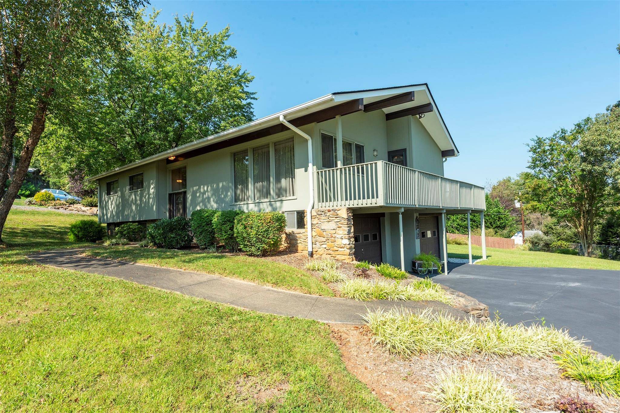 127 College CIR, Swannanoa, NC 28778