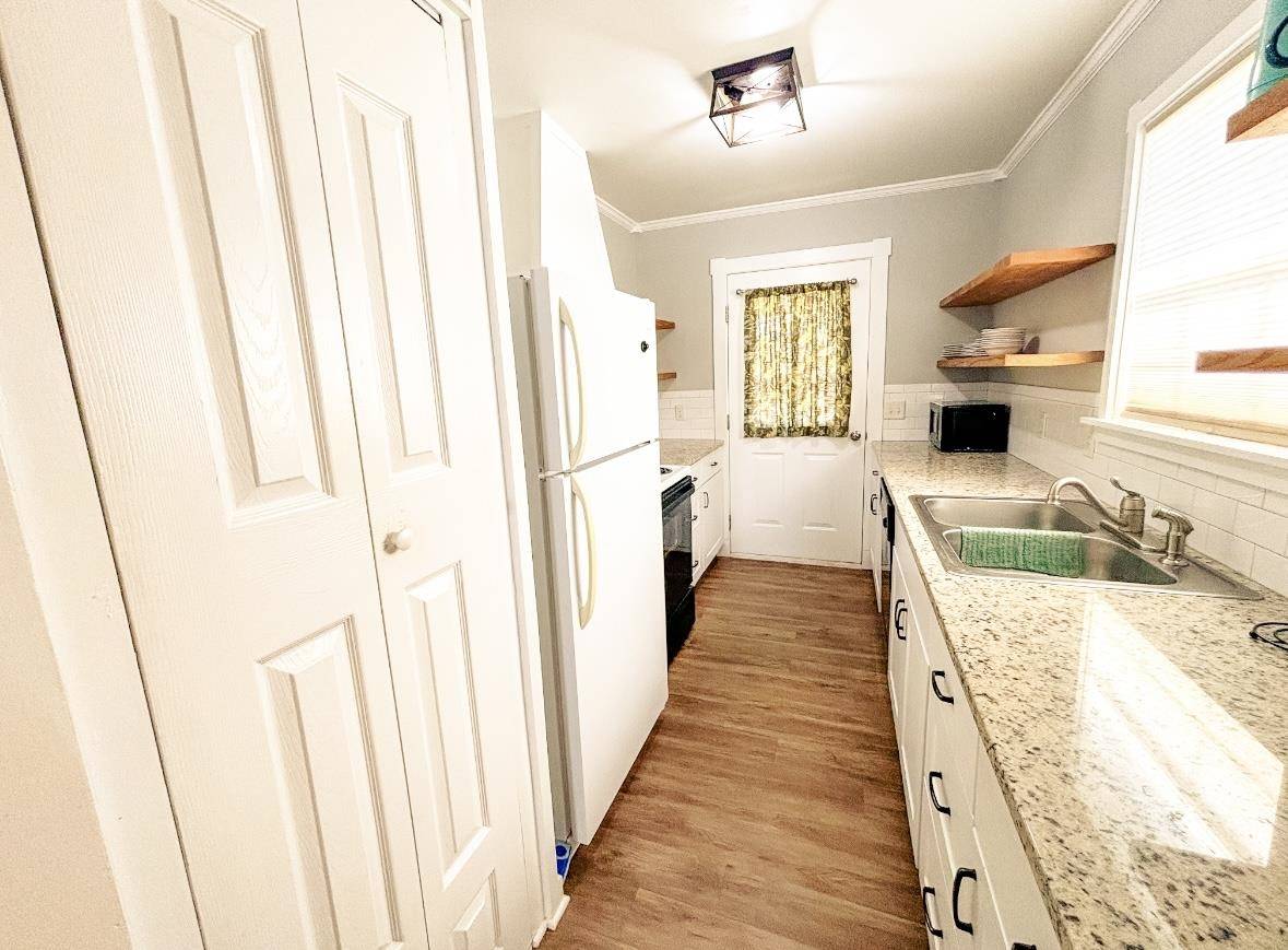 207 E College ST, Llano, TX 78643