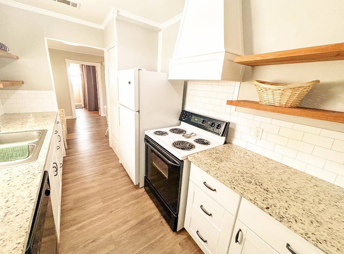 207 E College ST, Llano, TX 78643