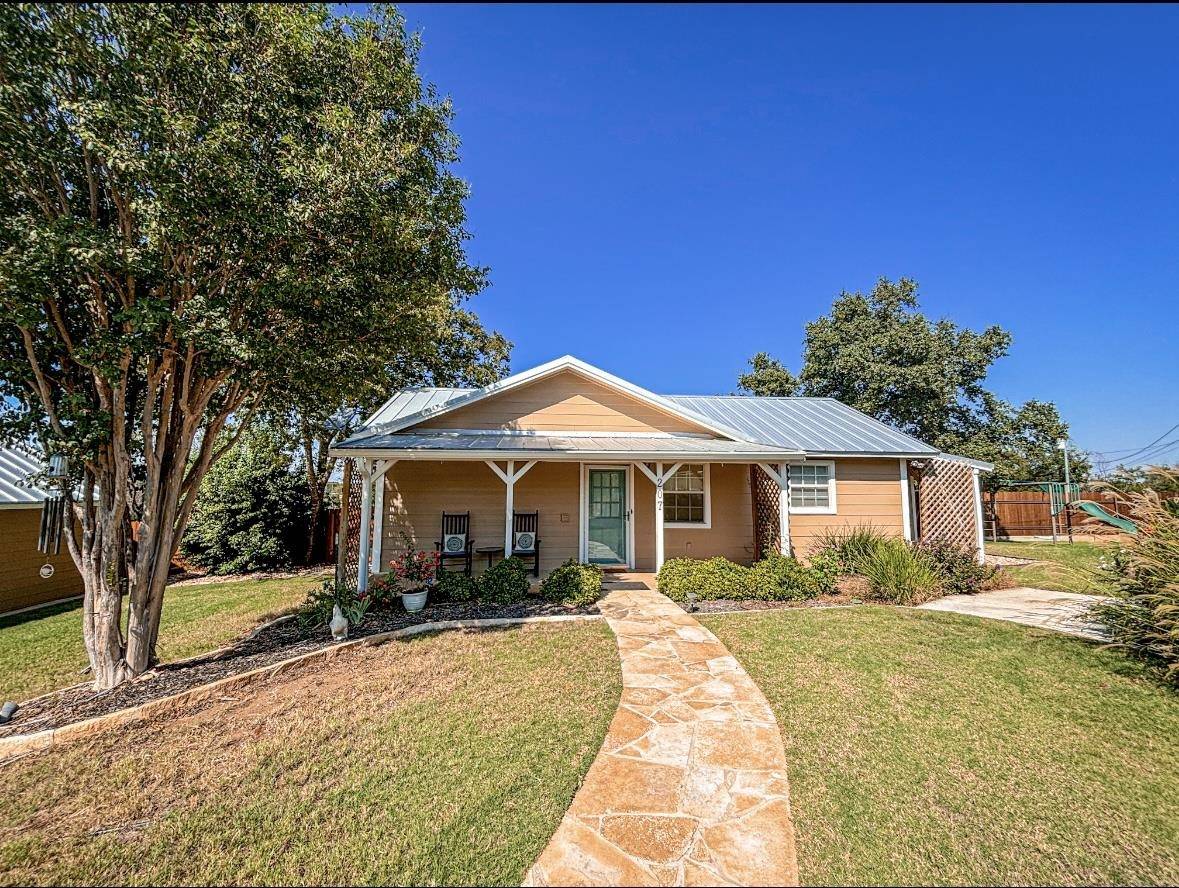 207 E College ST, Llano, TX 78643