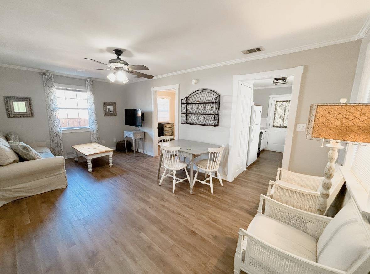 207 E College ST, Llano, TX 78643