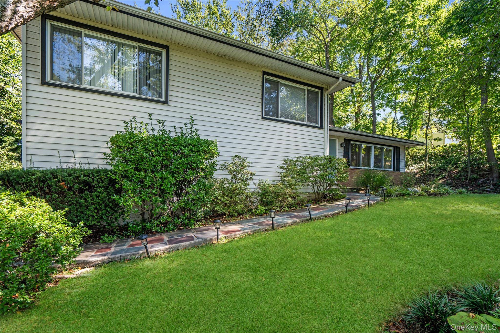 58 Ridge DR, Roslyn, NY 11576