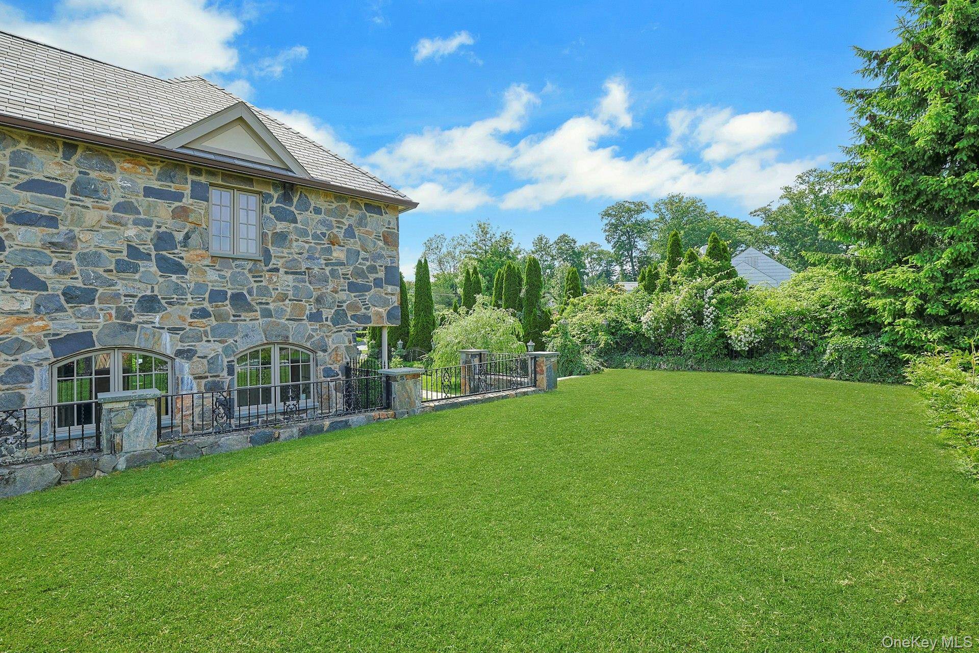 77 Deerhurst RD, Scarsdale, NY 10583