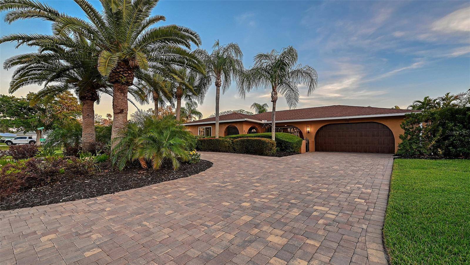 7137 WESTMORELAND DR, Sarasota, FL 34243