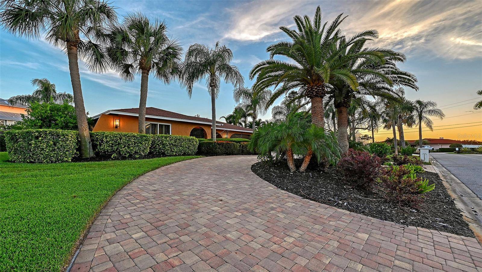 7137 WESTMORELAND DR, Sarasota, FL 34243