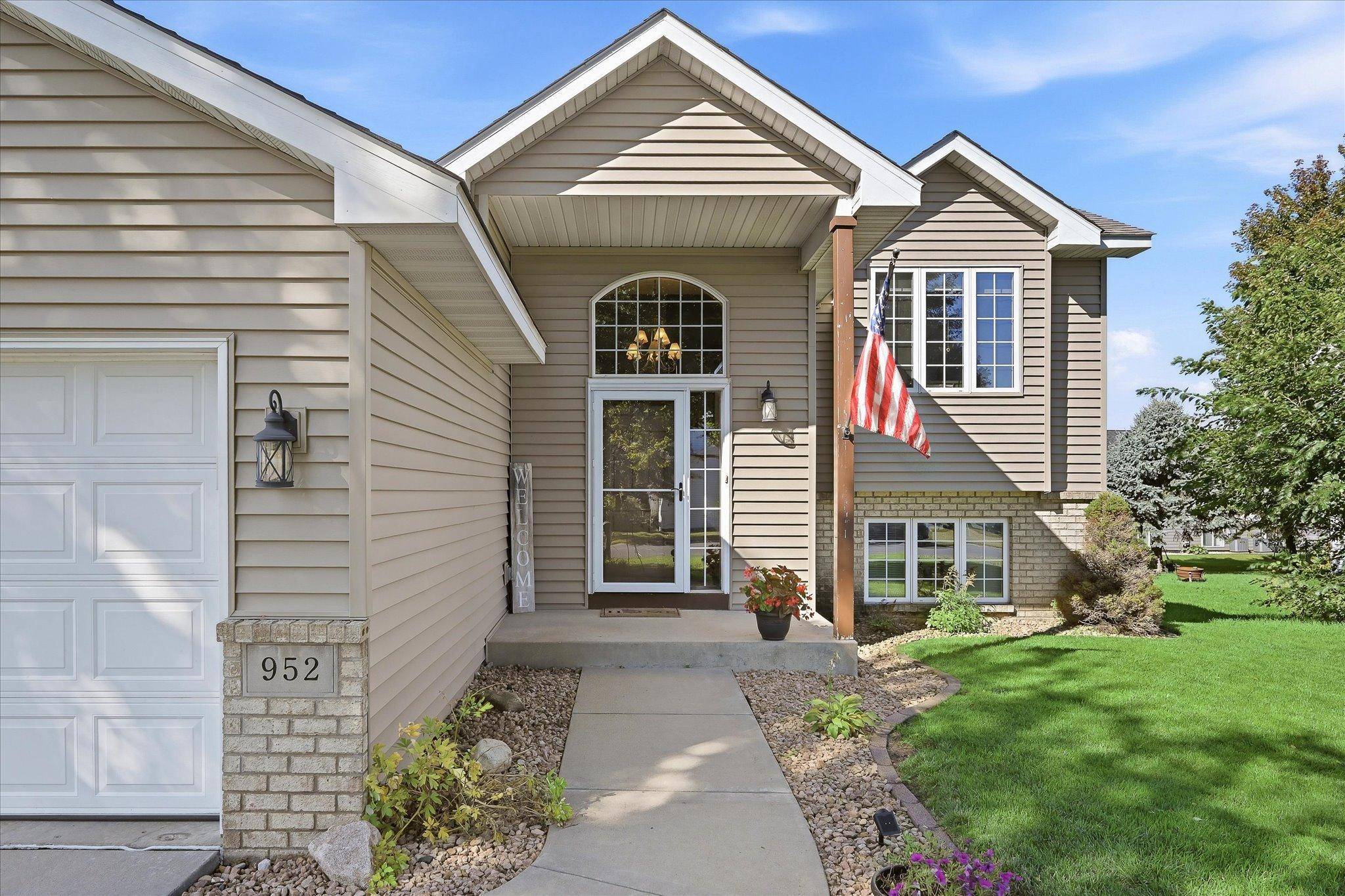 952 S Chestnut ST, Belle Plaine, MN 56011