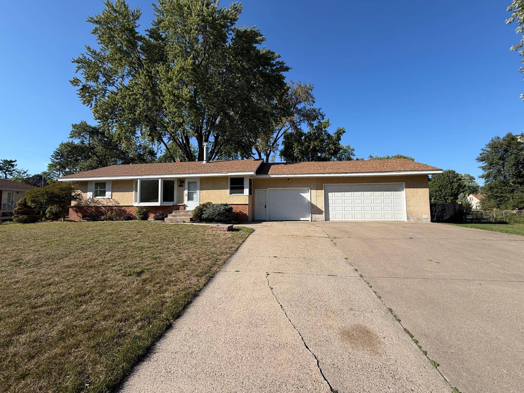 1181 Laurie RD W, Roseville, MN 55113