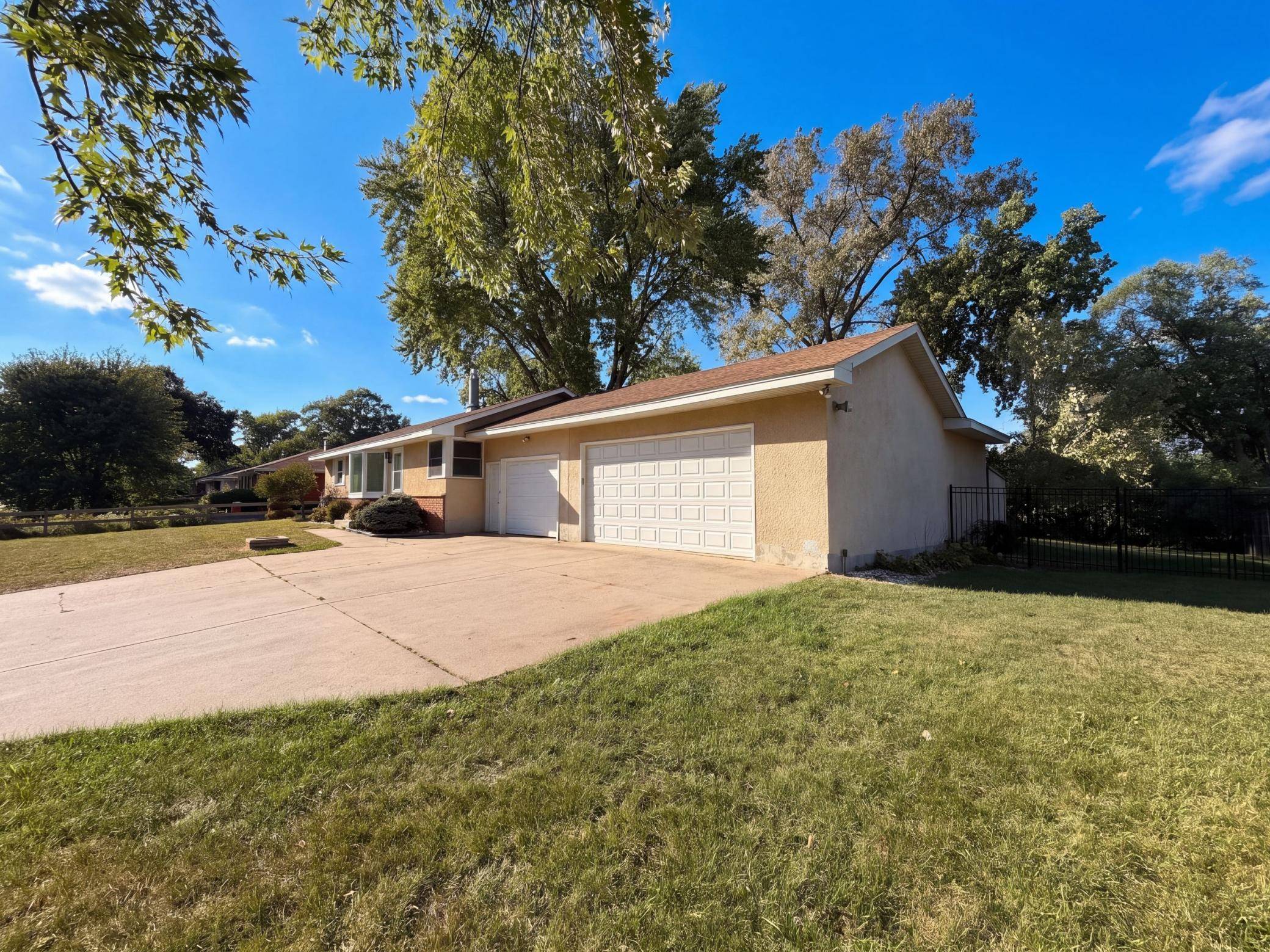 1181 Laurie RD W, Roseville, MN 55113