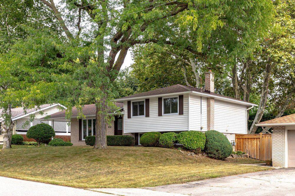 1083 Manorwood DR, Burlington, ON L7T 2L9