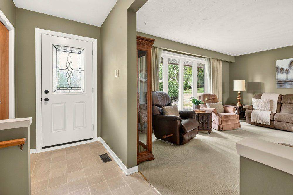 1083 Manorwood DR, Burlington, ON L7T 2L9