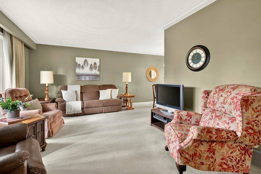 1083 Manorwood DR, Burlington, ON L7T 2L9