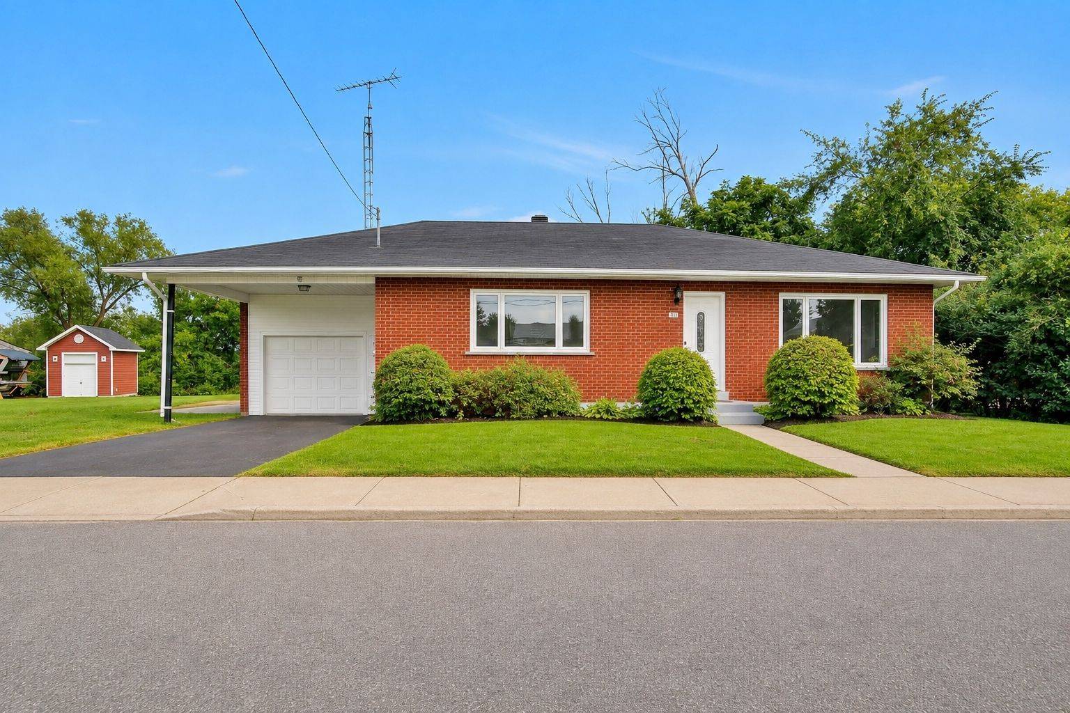 2170 Lajoie ST, Alfred And Plantagenet, ON K0B 1J0