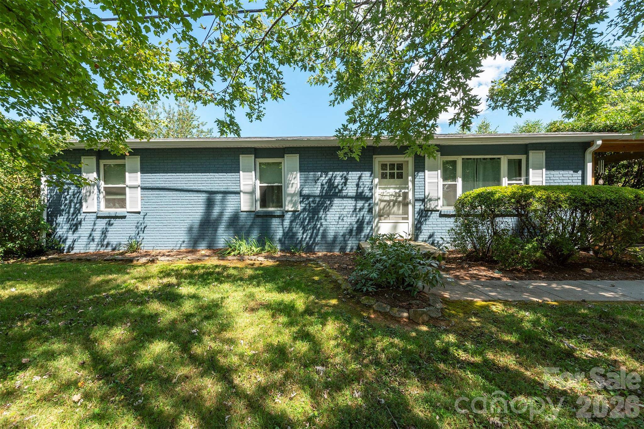 18 Hookers Gap RD, Candler, NC 28715