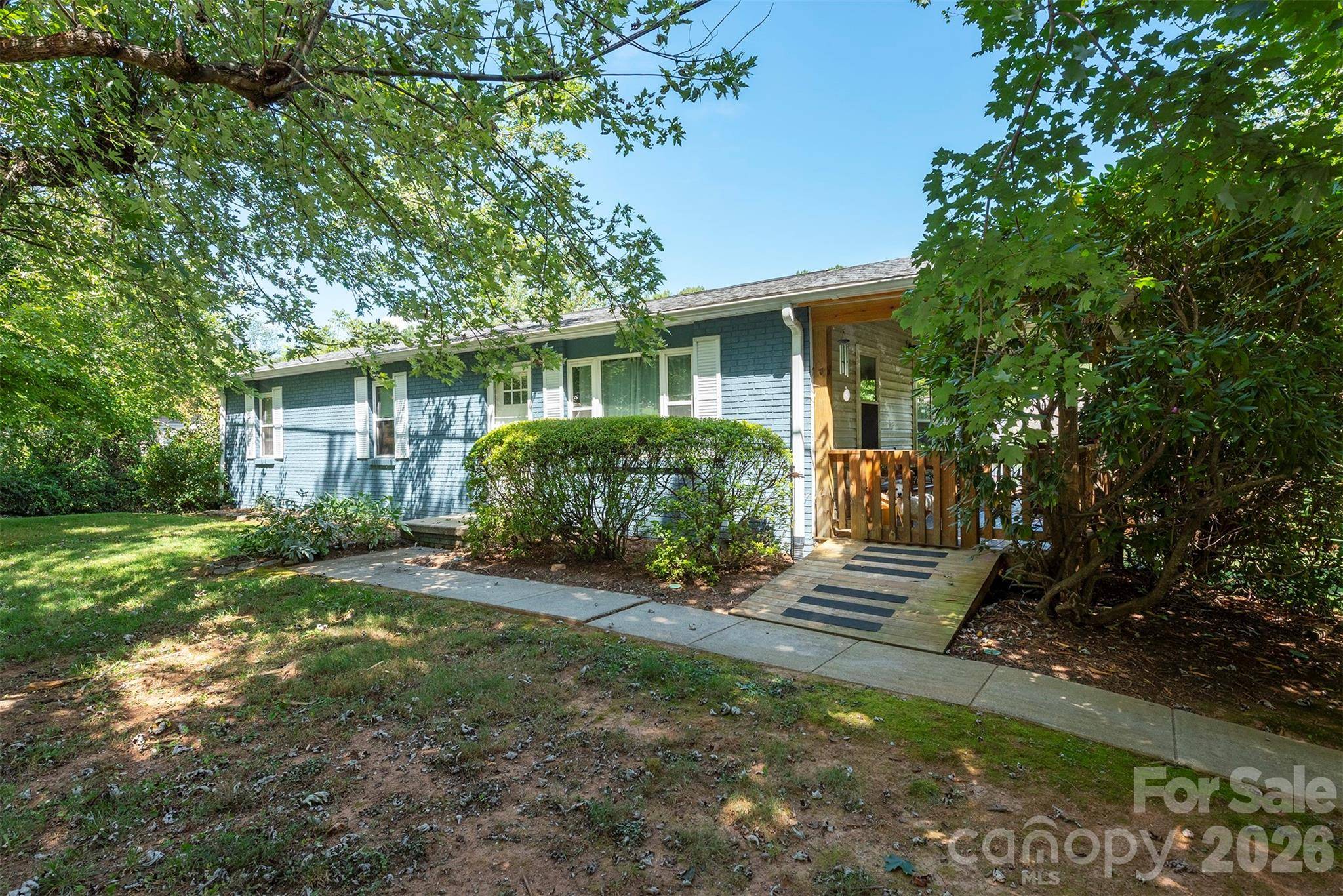 18 Hookers Gap RD, Candler, NC 28715